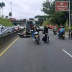 Motocicleta aparece caída en importante vía de Dosquebradas: imagen muestra una situación de emergencia que genera preocupación entre conductores