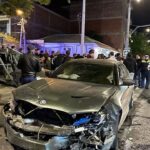 Fuerte accidente de tránsito durante la noche deja un automóvil prácticamente destruido en su parte delantera y provoca preocupación entre los presentes