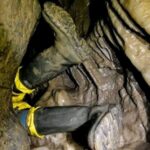Impactante imagen muestra a una persona atrapada entre lodo y rocas: los peligros de ingresar a espacios subterráneos estrechos
