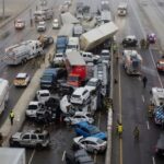 Impresionante choque múltiple en una autopista: decenas de vehículos aparecen amontonados mientras equipos de emergencia trabajan en la zona