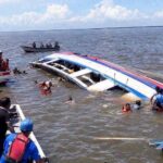 Embarcación aparece parcialmente hundida mientras equipos de rescate trabajan para auxiliar a personas en el agua