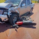 Fuerte accidente entre una camioneta y una motocicleta deja importantes daños materiales y genera preocupación por la seguridad vial