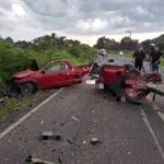 Impactante accidente en carretera: camioneta roja queda prácticamente destruida y genera preocupación por la seguridad vial