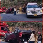 Vehículo termina volcado sobre el techo en una carretera: imágenes muestran la presencia de bomberos y equipos de emergencia