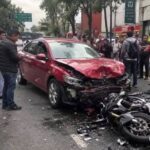 Fuerte accidente entre un automóvil y una motocicleta genera preocupación: imágenes muestran vehículos gravemente dañados en una avenida