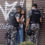 Mujer aparece retenida por agentes de seguridad durante un procedimiento en plena vía pública: imagen genera interrogantes