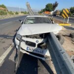 Impactante accidente en carretera: un automóvil BMW termina atravesado por una barrera metálica de seguridad
