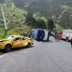 Aparatoso accidente en carretera de montaña: un autobús volcado y un taxi destrozado movilizan a equipos de emergencia