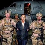 Mujer aparece escoltada por agentes con insignias de la DEA frente a un avión: fotografía genera interrogantes sobre un posible operativo internacional