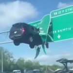 Camioneta aparece suspendida sobre una autopista tras impactar una señal de tránsito: imágenes generan asombro y preocupación