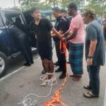 Dos hombres aparecen retenidos junto a una camioneta durante un aparente operativo: imagen genera interrogantes sobre lo ocurrido