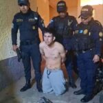 Joven aparece rodeado de agentes policiales durante un presunto procedimiento de seguridad: una fotografía genera interrogantes sobre lo ocurrido