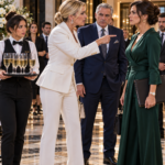 PARTE 2 — LA EMPRESARIA LA ENFRENTÓ EN PLENO HOTEL Y LE DIJO QUE ESTABA DESPEDIDA… PERO LA MUJER DE VERDE RESPONDIÓ: “PRIMERO PREGUNTE QUIÉN FIRMÓ ESTE CONTRATO”