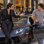 PARTE 2 — PRESUMIÓ EL LAMBORGHINI FRENTE A TODOS Y SE BURLÓ DEL HOMBRE DE CAMISETA… PERO CUANDO ÉL SACÓ LA LLAVE, NADIE VOLVIÓ A REÍR