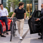 PARTE 2 — SE BURLARON DE ÉL POR LLEGAR EN BICICLETA JUNTO AL FERRARI… PERO CUANDO EL CHOFER ABRIÓ LA PUERTA DEL AUTO NEGRO, DEJARON DE REÍR